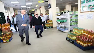 محافظ أسوان يحيل مدير مجمع استهلاكي للنيابة بعد شكاوى نقص السلع (صور)
