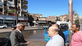 إصلاح الكسر المفاجئ لخط المياه العمومي بمنطقة الإشارة فى أسوان 