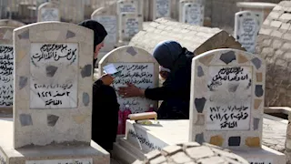 ما حكم زيارة المرأة الحائض للمقابر والمشاركة في الغسل والدفن؟.. أمين الفتوى يجيب