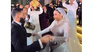 بالصور- لقطات رومانسية بين فريدة ابنة محمد هنيدي وزوجها من حفل زفافها