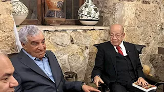 جدل بين زاهي حواس ووسيم السيسي حول بناة الأهرامات |فيديو