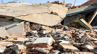 "سقط بالكامل".. انهيار منزل من طابقين بالطوب اللبن بأسوان (صور)