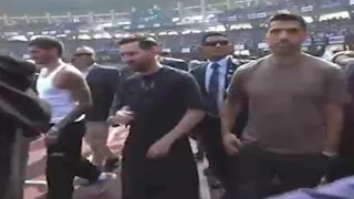 "إلقاء زجاجات واقتحام الملعب".. زيارة ليونيل ميسي للهند تخلق حالة كبيرة من الفوضى