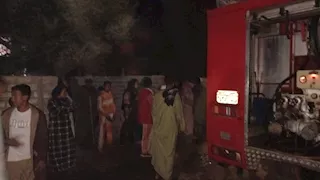 بالصور- السيطرة على حريق منزل بقرية المطمر في أسيوط