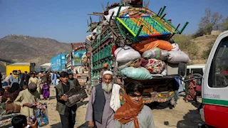 ترحيل آلاف اللاجئين الأفغان قسرًا من باكستان وإيران