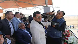 بالصور- صقور الصيد على ذراع وزير الرياضة في مهرجان التراث بالوادي الجديد