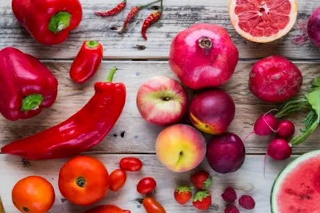 لخفض الكوليسترول- 6 أطعمة حمراء تناولها يوميًا