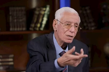 حسام موافي يحذر: تورم القدمين المفاجئ عرض لهذه الأمراض