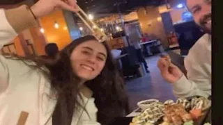  5 صور لبطلة الاسكواش نور الشربيني داخل أحد المطاعم