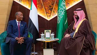 ولي العهد السعودي يبحث مع البرهان جهود تحقيق الأمن والاستقرار في السودان