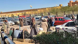 رحلة علاج تتحول لفاجعة.. أهالي ضحايا ميكروباص قنا ينتظرون الجثامين