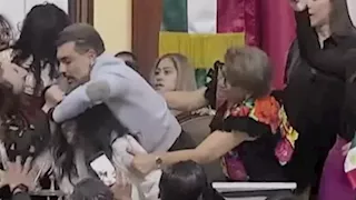 "شد الشعر وتوجيه لكمات".. اشتباكات بين نائبات في برلمان مكسيكو سيتي خلال الجلسة "فيديو"