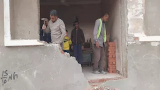 بالصور- بدء إصلاح واجهات المنازل المتضررة من حادث القطار بالقليوبية