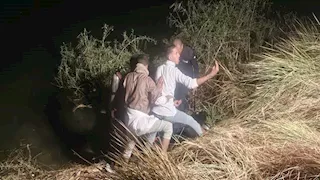 6 نعوش.. تشييع ضحايا حادث انقلاب ميكروباص بترعة الجبلاو في قنا - صور