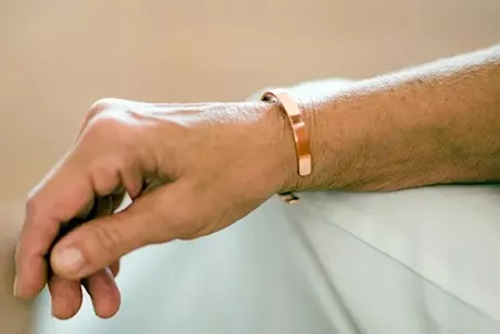 سوار النحاس في اليد- ماذا يحدث لجسمك عند ارتدائه؟