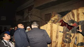 محافظ القليوبية ومدير الأمن يتابعان حادث تساقط حاويات من قطار بضائع في طوخ- صور