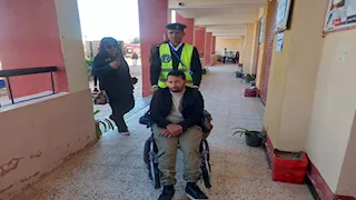 بالصور- رجال الشرطة يساعدون ذوي الهمم وكبار السن في لجان جنوب سيناء