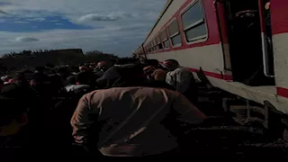 بالصور- خروج عربة قطار عن القضبان بمحطة الحامول في المنوفية