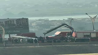 انقلاب سيارة نصف نقل يشل الحركة بالطريق الأوسطي في المنيا الجديدة - صور