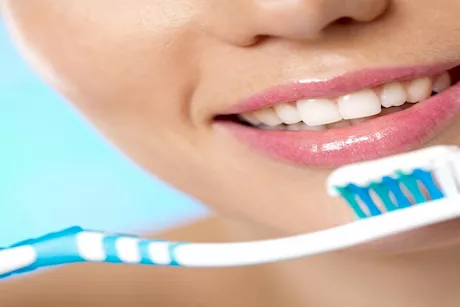 تنظيف الأسنان قبل النوم.. هل يحمي من أمراض القلب؟