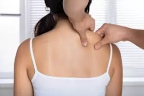 "اللوز الحلو" أبرزهم.. 4 زيوت عشبية لعلاج آلام الكتفين