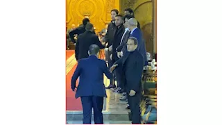 محمد إمام وعمر متولي يستقبلان المعزين في وفاة شقيقة الزعيم عادل إمام