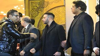 عمرو يوسف يصل عزاء شقيقة الزعيم عادل إمام ويواسي محمد ورامي إمام