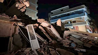 بالصور- محافظ المنيا يتفقد موقع انهيار منزل بحي غرب المدينة