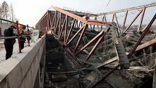 حصار 7 عاملين بعد انهيار حاجز فولاذي في موقع بناء بكوريا الجنوبية