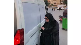 صديقة نيفين مندور منهارة بجوار جثمانها لحظة دخول المسجد للصلاة عليها