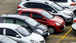 التعامل وفق القواعد القانونية.. مصدر أمني ينفي صحة مزاعم إعفاء مركبات الضباط من الضرائب والرسوم