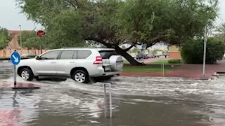 أمطار غزيرة تغرق شوارع دبي وتشل حركة الطيران.. صور