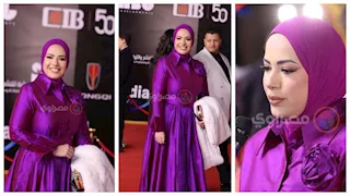 بفستان محتشم وأنيق..مقدمة برنامج "دولة التلاوة" تصل حفل توزيع جوائز وشوشة