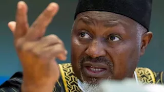 استقالة وزير الدفاع النيجيري وسط تفاقم الأزمة الأمنية