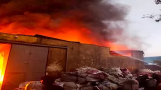 النيابة تعاين موقع حريق مخزن بلاستيك بالخانكة -صور