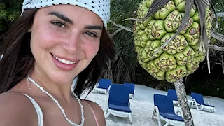 "بإطلالة جريئة".. رانيا منصور تخطف الأنظار بجلسة تصوير على البحر