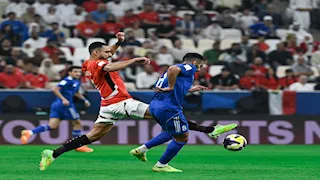 انفعال قوي من عصام الحضري ضد عمرو السولية في مباراة الكويت بكأس العرب