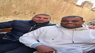 طارق حامد ونجله في زيارة للأهرامات رفقة لاعب المصري السابق (صور)