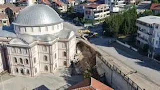 انقذت 16 طفلا.. سيدة تحذر من شيء مريب قبل انهيار جدار