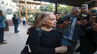 منير مكرم وعفاف رشاد يودعان سمية الألفي بجنازتها (صور)