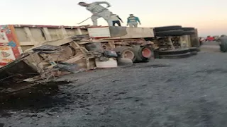 انقلاب سيارة نقل محملة بـ"بلوك" فوق كوبري طما العلوي في سوهاج