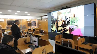 من داخل مركز السيطرة.. محافظ المنيا يتابع حملات إزالة الإشغالات