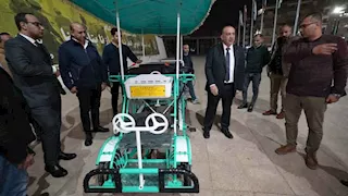 بالصور- محافظ أسيوط يجرب مركبة صديقة للبيئة كبديل للتوك توك