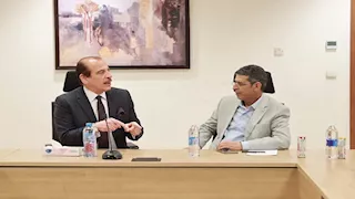 "قنديل" يعقد اجتماعاً مع وفد ليبي للاطلاع على "تجربة مصر الصحية"