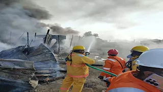 بالصور- حريق يلتهم كرفانات العمال بشركة أسمدة بالسويس 