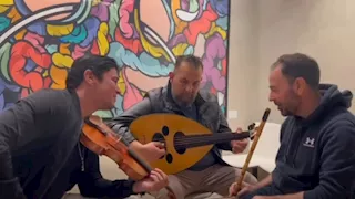 عازفون يهدون تركي آل الشيخ مقطوعة موسيقية.. والأخير يرد