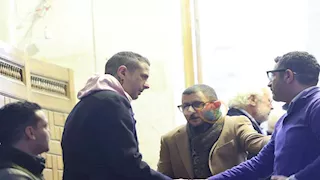 لقاء مؤثر بين أحمد الفيشاوي وشقيقه عمر في عزاء والدتهما سمية الألفي