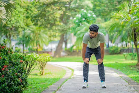 تظهر أثناء المشي- 6 علامات لنقص فيتامين د احذرها