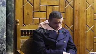 "اتعاملوا على إنها ريد كاربت".. أحمد الفيشاوي ينظم تصوير عزاء والدته سمية الألفي