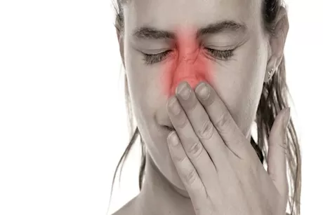 طرق طبيعية للتخلص من حكة الأنف المتكررة في الشتاء.. طبيبة توضح 
